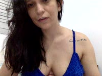 Posso parecer um anjo, mas acredite, não sou nada disso. Adoro um bom vinho, sorrisos sinceros e esquentar as coisas com a companhia certa. Soulhona, intensa e cheia de surpresas. Não perca tempo, tente descobrir o que uma travessa "anja" pode ser.