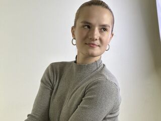 cam girl masturbating with sextoy LorrianePytko