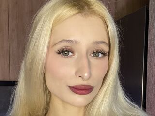cam girl playing with dildo MonicaBarbies
