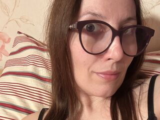 naked camgirl photo AlanyssLyon