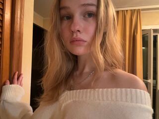 camgirl fingering shaved pussy BrittaneyCreitz