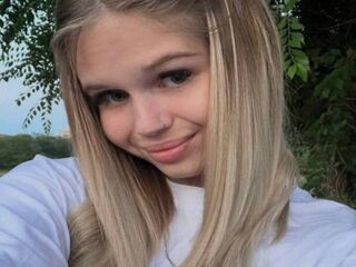 camgirl playing with dildo EricaVon