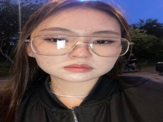 naughty cam girl fingering shaved pussy LauriMoradel