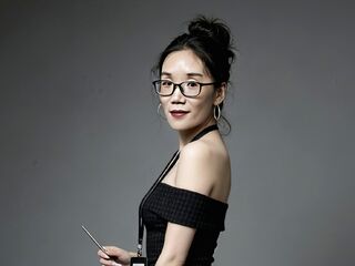 cam girl masturbating with vibrator LunaChen