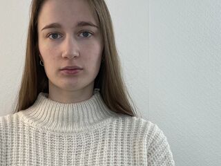 girl showing tits MarcelineLeja