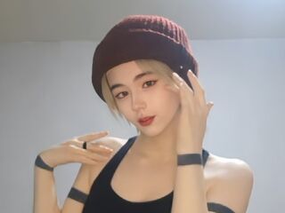 naked camgirl picture RoxannCobio