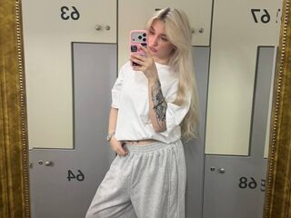 naked camgirl ScarlettAndreula